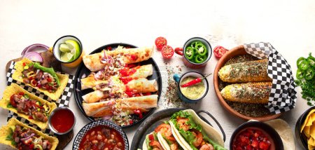 Téléchargez les photos : Plats traditionnels mexicains Tacos aux crevettes, soupe de viande, tortillas de maïs, salsa de tomates sur fond blanc. Vue de dessus. Panorama avec espace de copie. - en image libre de droit