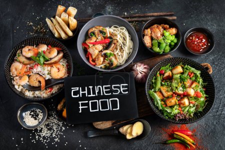 Téléchargez les photos : Fond alimentaire asiatique avec divers ingrédients sur un fond noir, vue de dessus. - en image libre de droit