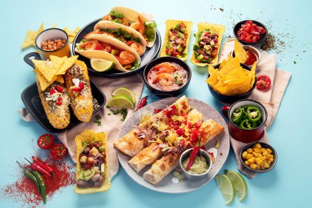 Téléchargez les photos : Cuisine mexicaine, de nombreux plats de la cuisine du Mexique sur un fond bleu. Vue du dessus. - en image libre de droit