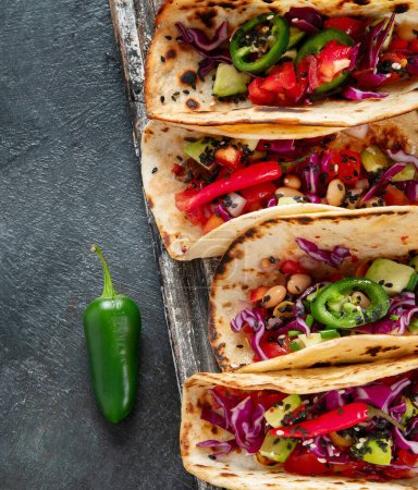 Téléchargez les photos : Tacos de rue mexicain plat de composition avec du citron vert, du poivre et de la sauce. Top vie, espace de copie. - en image libre de droit