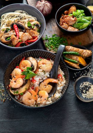Foto de Fondo de comida asiática con varios ingredientes sobre un fondo negro, vista superior. - Imagen libre de derechos