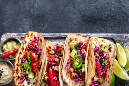 Téléchargez les photos : Tacos de rue mexicain plat de composition avec du citron vert, du poivre et de la sauce. Vue du dessus, espace de copie. - en image libre de droit
