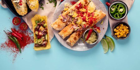Foto de Comida mexicana, muchos platos de la cocina de México sobre un fondo azul. Vista superior. - Imagen libre de derechos