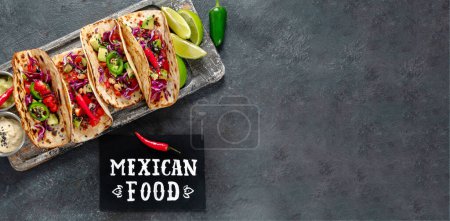 Téléchargez les photos : Tacos de rue mexicain plat de composition avec du citron vert, du poivre et de la sauce. Vue du dessus. - en image libre de droit
