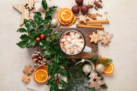 Téléchargez les photos : Cacao de Noël avec guimauve dans une tasse blanche sur un fond blanc avec des biscuits et autres décorations de Noël. Joyeux voeux de Noël. Vue du dessus. - en image libre de droit
