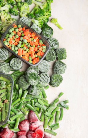 Téléchargez les photos : Un ensemble de nourriture pour l'hiver. Divers légumes et baies congelés. Vue du dessus, espace de copie. - en image libre de droit