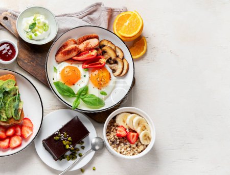 Foto de Concepto de desayuno saludable, varios alimentos de la mañana en el fondo claro. Copiar espacio. - Imagen libre de derechos