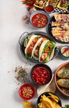 Téléchargez les photos : Plats traditionnels mexicains Tacos aux crevettes, soupe de viande, tortillas de maïs, salsa de tomates sur fond blanc. Vue de dessus. Espace de copie. - en image libre de droit