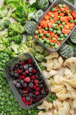 Téléchargez les photos : Un ensemble de nourriture pour l'hiver. Divers légumes et baies congelés. Vue du dessus. - en image libre de droit
