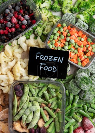 Téléchargez les photos : Un ensemble de nourriture pour l'hiver. Divers légumes et baies congelés. Vue du dessus. - en image libre de droit