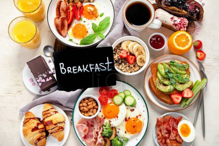 Foto de Concepto de desayuno saludable, varios alimentos de la mañana en el fondo claro. Vista superior. - Imagen libre de derechos