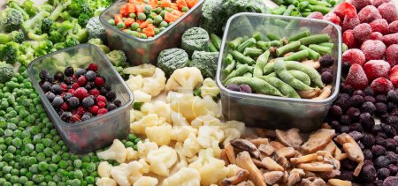 Téléchargez les photos : Un ensemble de nourriture pour l'hiver. Divers légumes et baies congelés. Bannière. - en image libre de droit