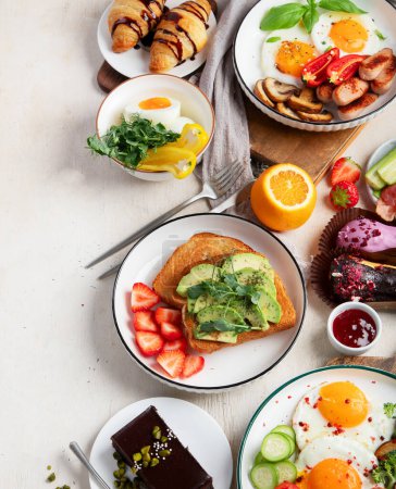 Foto de Concepto de desayuno saludable, varios alimentos de la mañana en el fondo claro. Espacio copioso. - Imagen libre de derechos