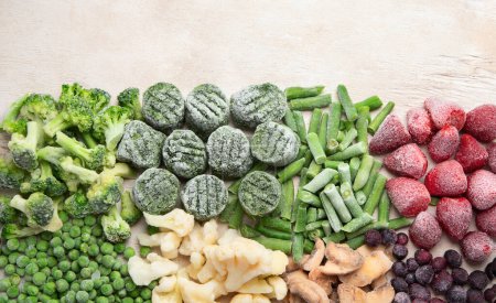 Téléchargez les photos : Un ensemble de nourriture pour l'hiver. Divers légumes et baies congelés. Vue du dessus, espace de copie. - en image libre de droit