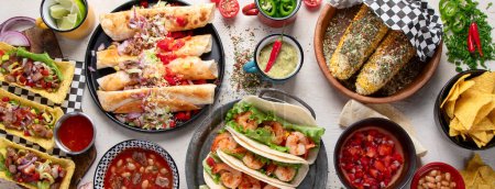 Téléchargez les photos : Plats traditionnels mexicains Tacos aux crevettes, soupe de viande, tortillas de maïs, salsa de tomates sur fond blanc. Vue de dessus. panorama. - en image libre de droit