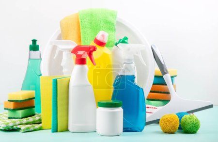 Foto de Productos de limpieza sobre la mesa. Limpieza sanitaria doméstica o empresarial sobre fondo blanco. - Imagen libre de derechos
