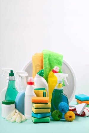 Foto de Productos de limpieza sobre la mesa. Limpieza sanitaria doméstica o empresarial sobre fondo blanco. - Imagen libre de derechos