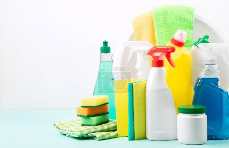 Foto de Productos de limpieza sobre la mesa. Limpieza sanitaria doméstica o empresarial sobre fondo blanco. Copiar espacio. - Imagen libre de derechos