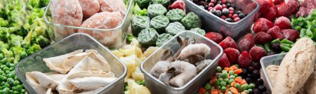 Foto de Alimentos congelados, verduras, frutas, carne, pan y pescado sobre un fondo blanco. Vista superior, panorama. - Imagen libre de derechos