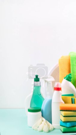 Téléchargez les photos : Produits de nettoyage sur la table. Nettoyage sanitaire domestique ou professionnel sur fond blanc. Espace de copie. - en image libre de droit