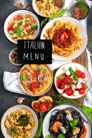 Téléchargez les photos : Plats italiens sur fond sombre. Concept alimentaire traditionnel. Vue du dessus. - en image libre de droit