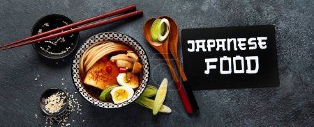 Téléchargez les photos : Soupe asiatique avec oeuf, tofu, champignons et oignon sur fond noir. Concept alimentaire traditionnel. Vue du dessus. - en image libre de droit