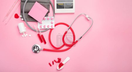 Téléchargez les photos : Stethoscope, médecine, baignoires sur fond rose. Des trucs médicaux. Vue du dessus. - en image libre de droit
