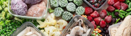 Foto de Alimentos congelados, verduras, frutas, carne, pan y pescado sobre un fondo blanco. Vista superior, pancarta panorámica. - Imagen libre de derechos