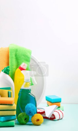 Téléchargez les photos : Produits de nettoyage sur la table. Nettoyage sanitaire domestique ou professionnel sur fond blanc. Espace de copie. - en image libre de droit