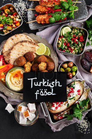 Téléchargez les photos : Moyen-Orient ou arabe différents plats sur fond noir. Savoureux concept de nourriture traditionnelle. Vue du dessus - en image libre de droit