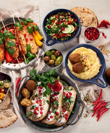 Téléchargez les photos : Plats du Moyen-Orient ou d'arabe sur fond clair. Savoureux plat traditionnel. Vue du dessus - en image libre de droit