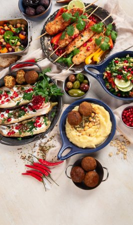 Téléchargez les photos : Plats du Moyen-Orient ou d'arabe sur fond clair. Savoureux plat traditionnel. Vue du dessus, espace de copie - en image libre de droit