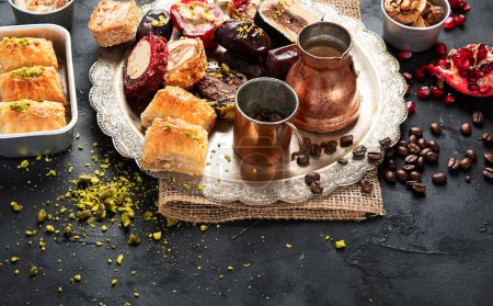 Foto de Café caliente sabroso con varias piezas de delicias turcas desets sobre un fondo oscuro. Comida árabe tradicional. Copiar espacio - Imagen libre de derechos