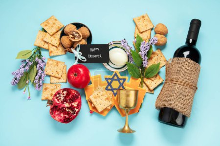 Téléchargez les photos : Concept de célébration de la Pâque. Matzah, noyer casher rouge et printemps belles fleurs sur un fond bleu. Rituel traditionnel pain juif. - en image libre de droit