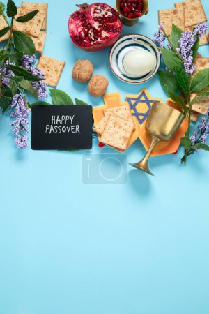 Téléchargez les photos : Concept de célébration de la Pâque. Matzah, noyer casher rouge et printemps belles fleurs sur un fond bleu. Pain juif rituel traditionnel. Espace de copie. - en image libre de droit