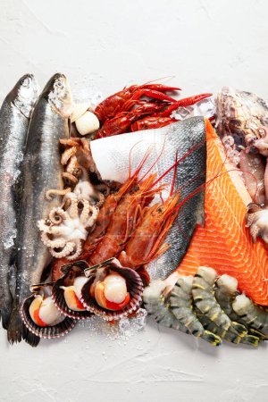 Foto de Surtido de pescados y mariscos frescos crudos. Dieta saludable y equilibrada o concepto de cocina. Vista superior. - Imagen libre de derechos