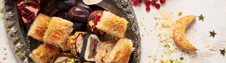 Foto de Tradicional turca, postre árabe surtido de baklava con pistacho. Dulces de Ramadán. Vista superior. Panorama. - Imagen libre de derechos