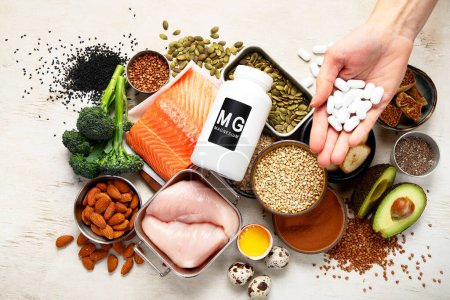 Téléchargez les photos : Aliments contenant du magnésium naturel (Mg). Concept d'alimentation saine. Vue du dessus - en image libre de droit