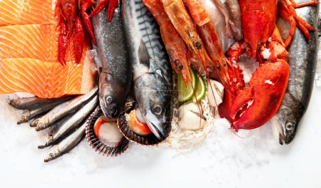 Foto de Surtido de pescados y mariscos frescos crudos. Dieta saludable y equilibrada o concepto de cocina. Vista superior. - Imagen libre de derechos
