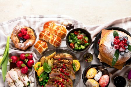 Téléchargez les photos : Joyeux table de Pâques. Nourriture traditionnelle à l'événement. Concept de vacances. Vue du dessus - en image libre de droit