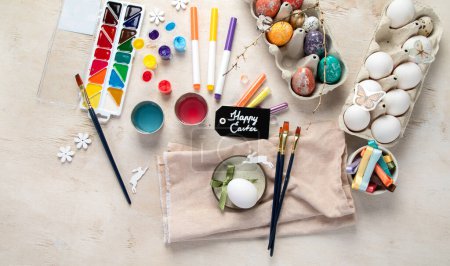 Téléchargez les photos : Peinture d'oeufs de Pâques bricolage. Vacances et créativité. Concept de tradition. Vue du dessus - en image libre de droit