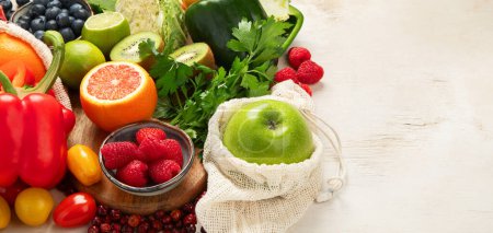 Téléchargez les photos : Produits riches en vitamine C. Concept d'aliments sains. Vue du dessus, espace de copie, bannière - en image libre de droit