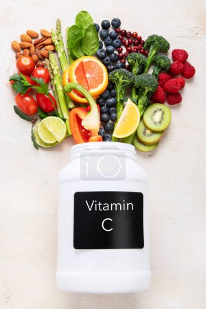 Téléchargez les photos : Vitamine C dans les fruits et légumes. Produits naturels riches en vitamine C sur fond blanc. Vue du dessus. - en image libre de droit
