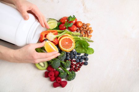 Foto de Vitamina C en frutas y verduras. Productos naturales ricos en vitamina C sobre fondo blanco. Vista superior. - Imagen libre de derechos