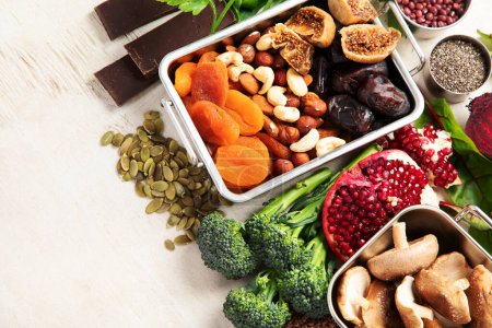 Téléchargez les photos : Alimentation végétalienne riche en fer. Une saine alimentation. Légumes, fruits et noix. Vue du dessus, espace de copie - en image libre de droit