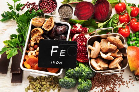 Téléchargez les photos : Alimentation végétalienne riche en fer. Une saine alimentation. Légumes, fruits et noix. Vue du dessus - en image libre de droit
