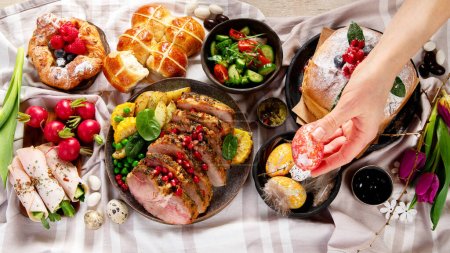 Téléchargez les photos : Joyeux table de Pâques. Nourriture traditionnelle à l'événement. Concept de vacances. Vue du dessus - en image libre de droit
