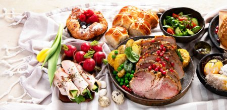Téléchargez les photos : Joyeux table de Pâques. Nourriture traditionnelle à l'événement. Concept de vacances. Vue du dessus, bannière - en image libre de droit