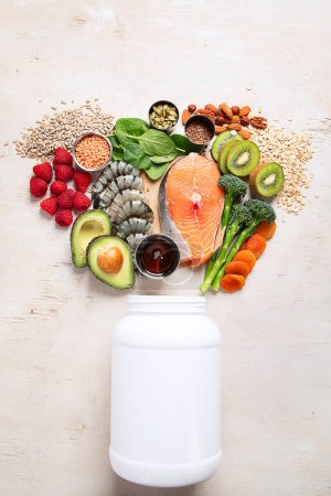 Foto de Conjunto de alimentos ricos en vitamina E. Concepto de saludable. Vista superior - Imagen libre de derechos