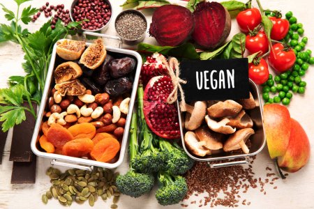 Foto de Comida vegana rica en hierro. Alimentación saludable. Verduras, frutas y frutos secos. Vista superior - Imagen libre de derechos